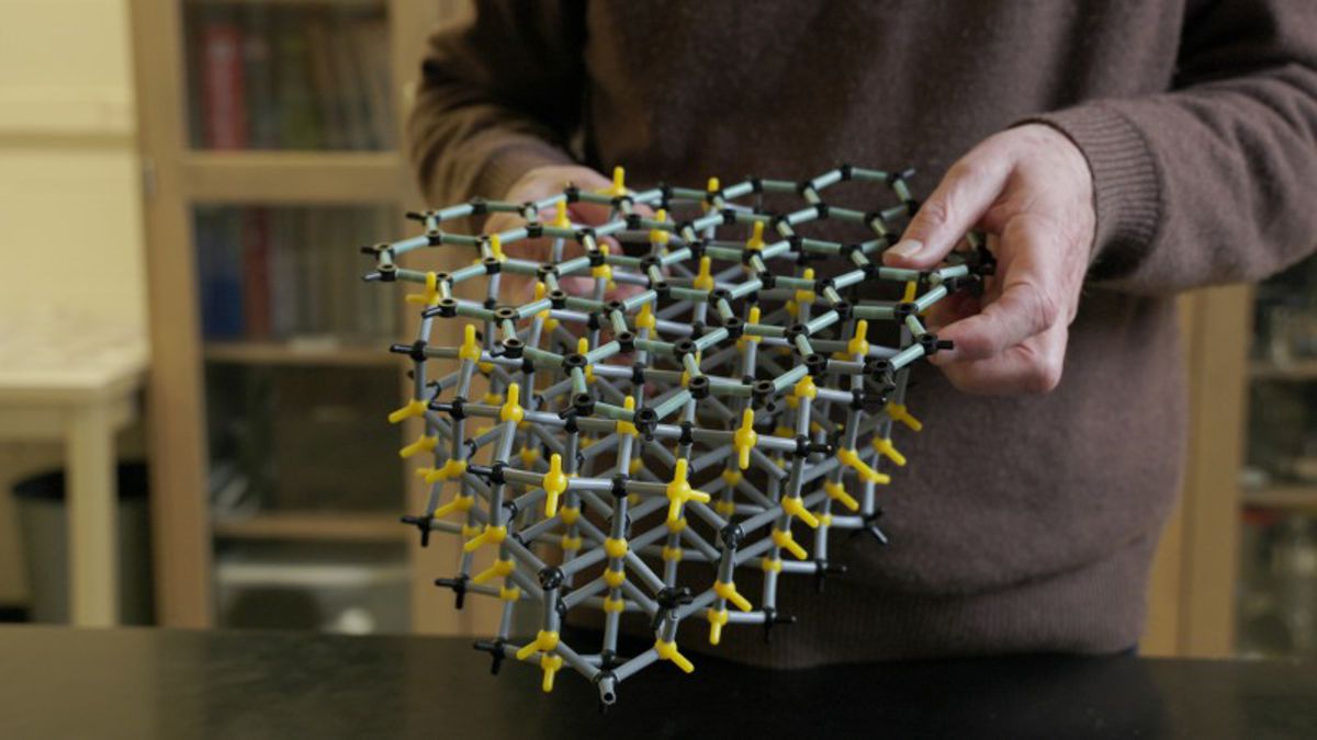 Credit: Georgia Institute of Technology Molecular models of graphene and silicon carbide.