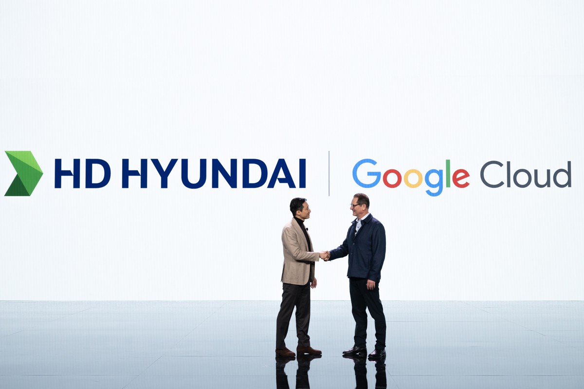 HD Hyundai Vice Chairman Kisun Chung is shaking hands with Philip Moyer, Google Cloud AI Business Global Vice President, who was also a guest speaker at the keynote at CES 2024. (Left-Kisun Chung, Vice Chairman of HD Hyundai, Right-Philip Moyer, Google Cloud AI Business Global Vice President)