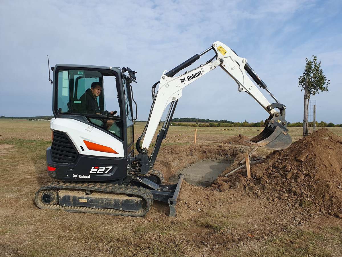 Bobcat E27 helping dig up Bronze Age Archaeology in the Czech Republic