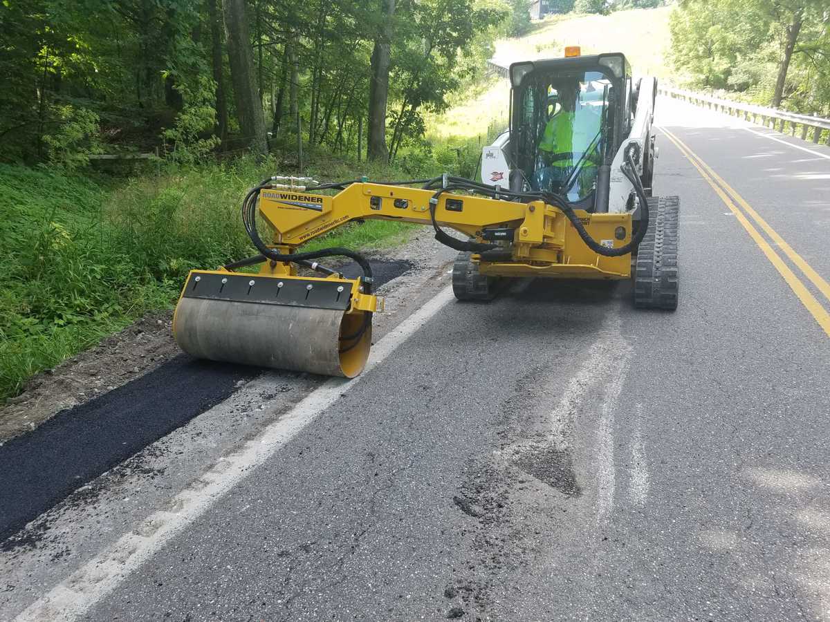 Ohio University used a Road Widener Offset Vibratory Roller to test the compaction process. The design allows the operator’s machine to remain on a flat surface while compacting shoulders and ditches. This provides a safer option than many alternatives, as shoulder compaction rollovers are a significant risk.