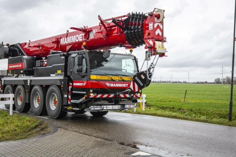 Mammoet Mobile Crane Camera alerts Operators to Site Hazards