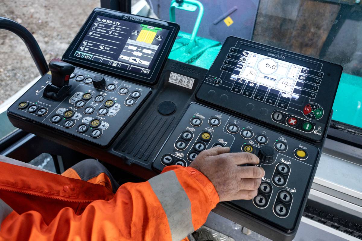 Enhanced ErgoPlus 5 operating system The paver operator’s console of the SUPER 1800-5(i) offers improved visibility, better comfort and ergonomics and everything you need for networked road construction.