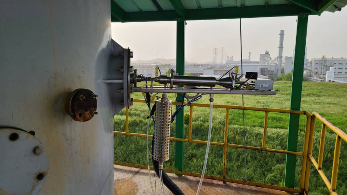 Equipment installed at a demonstration site (a waste incinerator in Korea) and carrying out continuous measurement