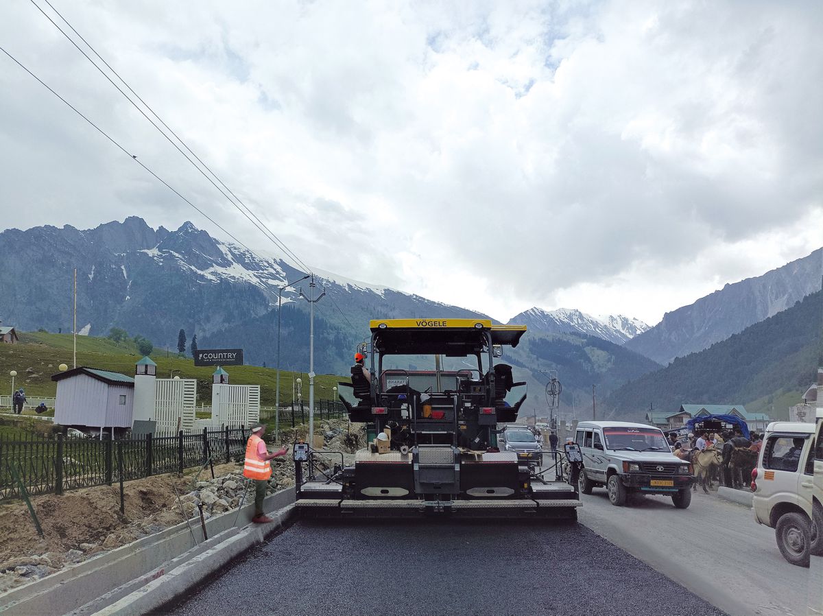 Precision paving in challenging terrain: Despite bends and uphill and downhill gradients, the Niveltronic Plus system for automated grade and slope control assured true to grade and slope paving results.