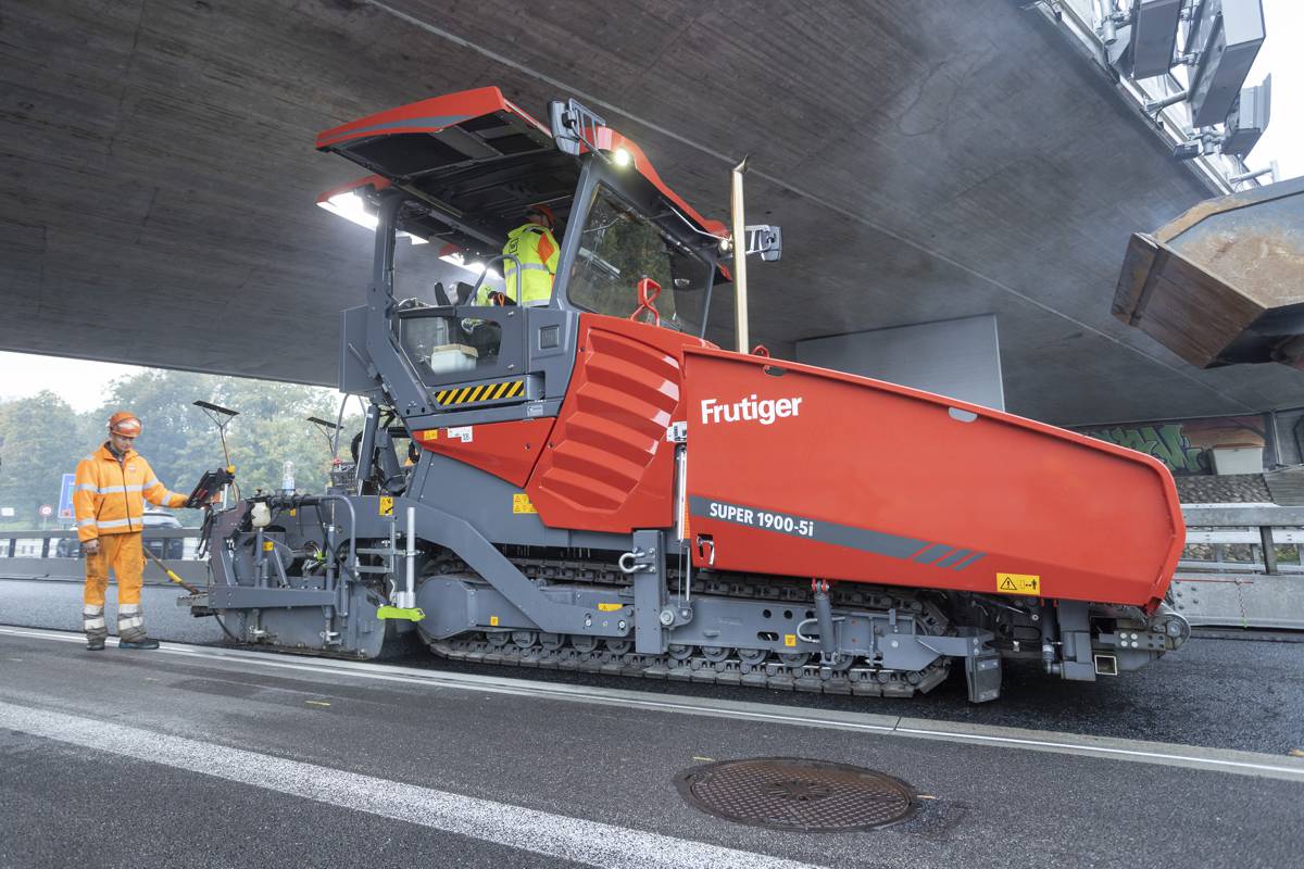 Vögele SUPER 1900-5i Paver lays the perfect Noise-Reducing Surface Course