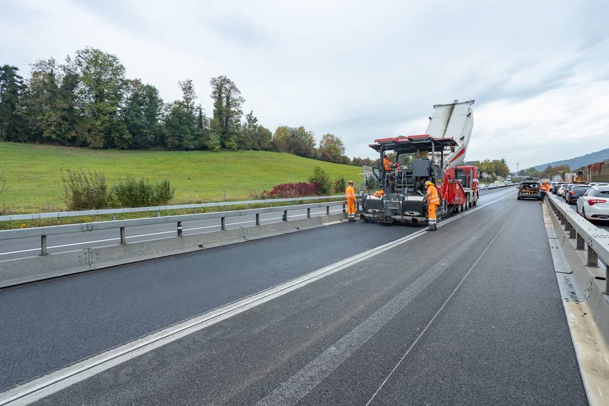 Vögele SUPER 1900-5i Paver lays the perfect Noise-Reducing Surface Course