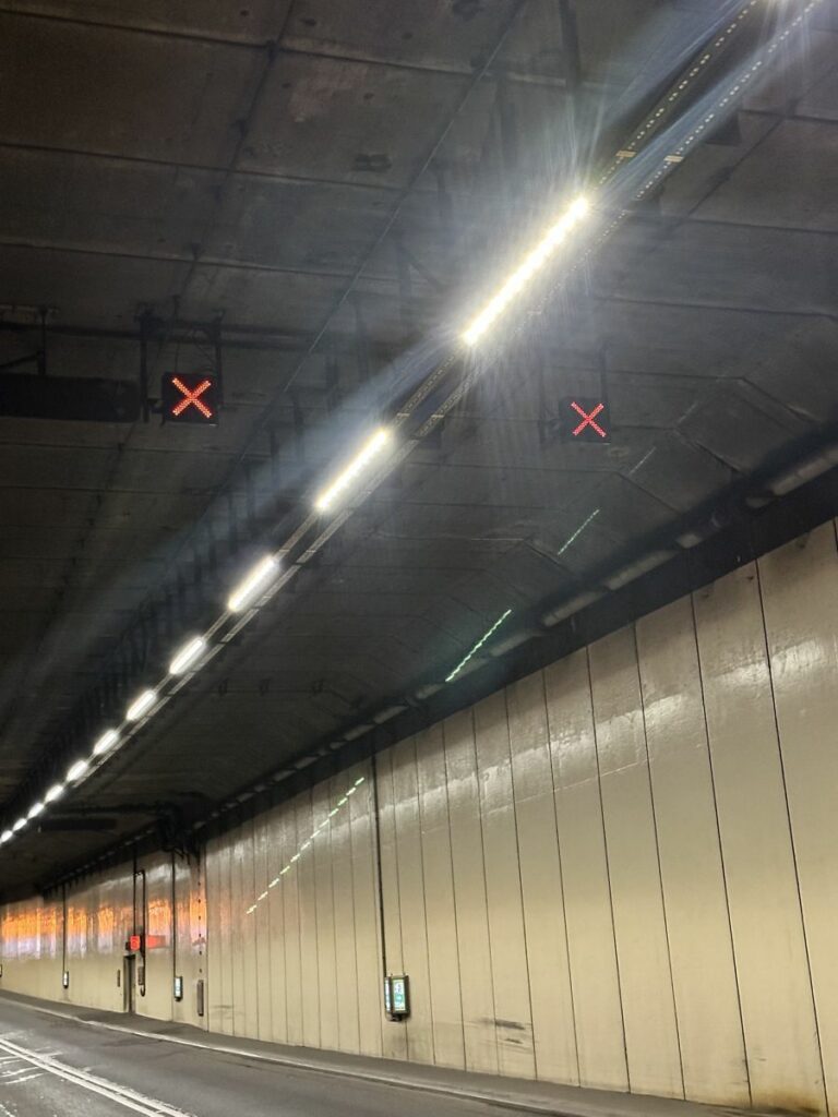 Quake Led Lane Control Messagemaker Displays designs LED Tunnel Lane Control Signs for TfL ...
