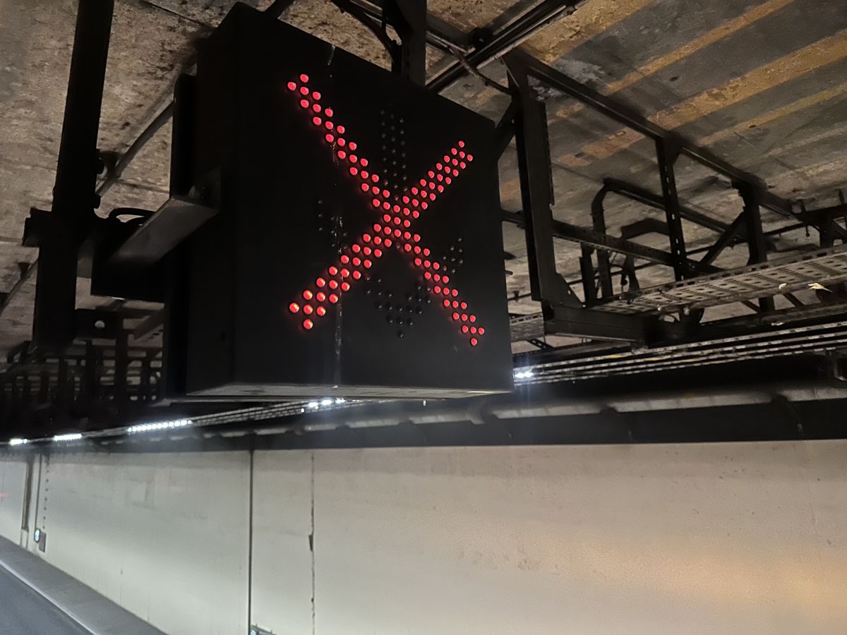 Messagemaker Displays designs LED Tunnel Lane Control Signs for TfL