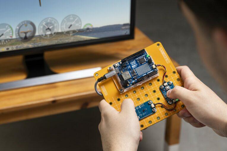 Arduino Plug and Make Kit allows everyone to experiment with IoT first-hand