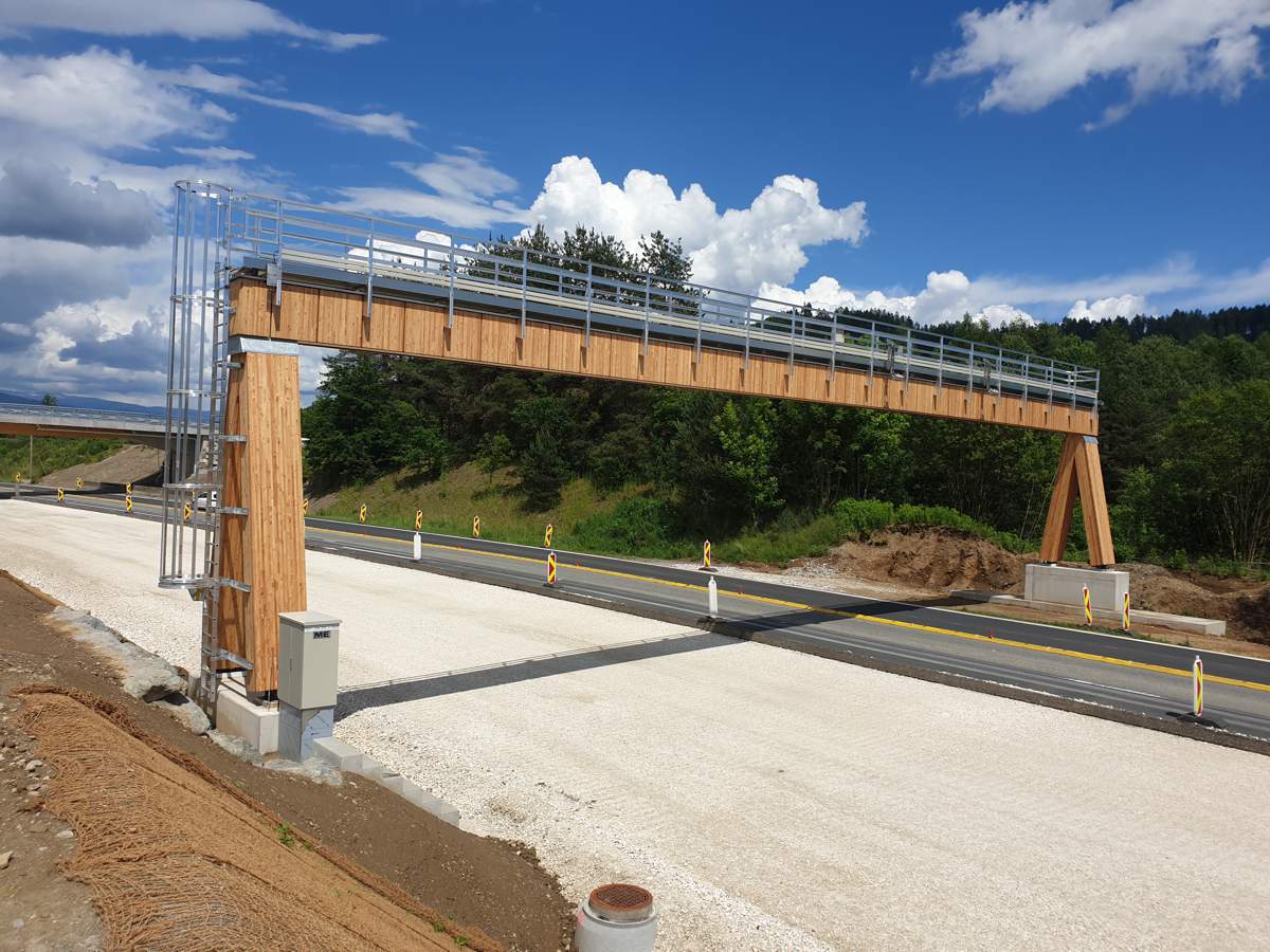 Kapsch TrafficCom installs Wooden Toll Gantry on Austrian Highway