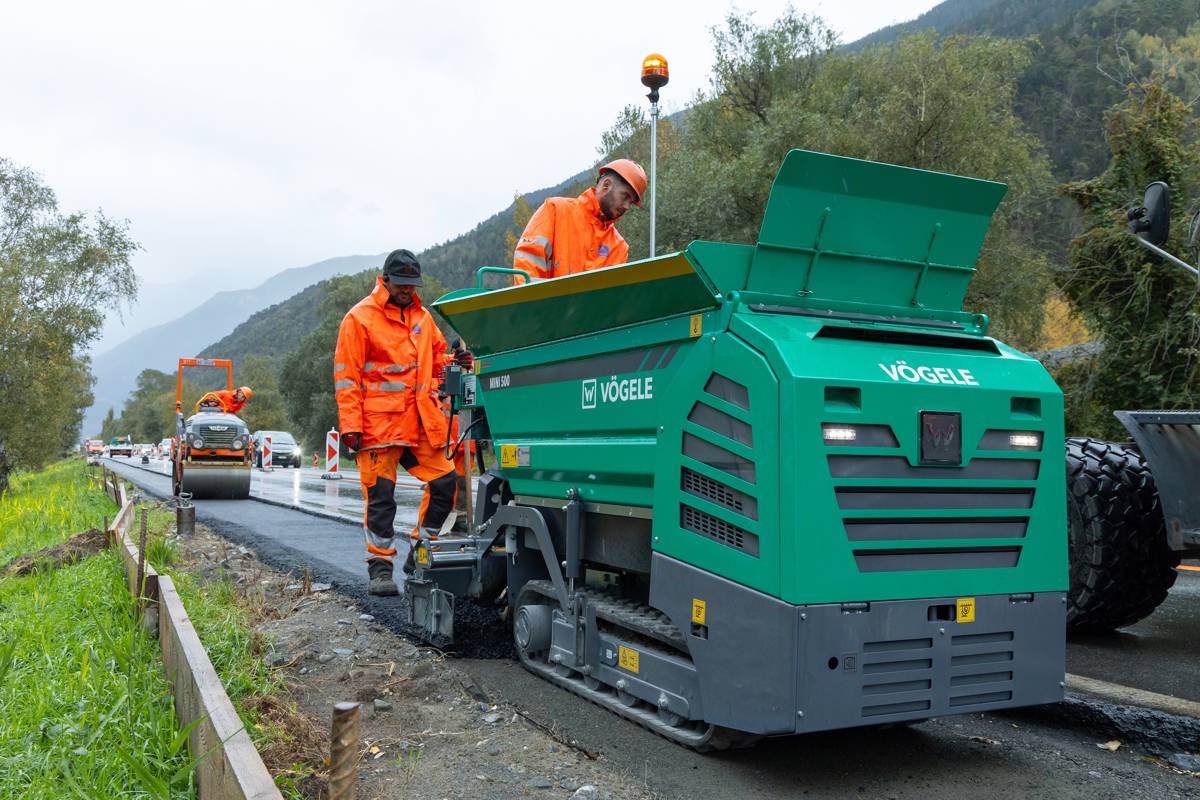 Vögele smallest Paver perfect for Shoulder Refurbishment