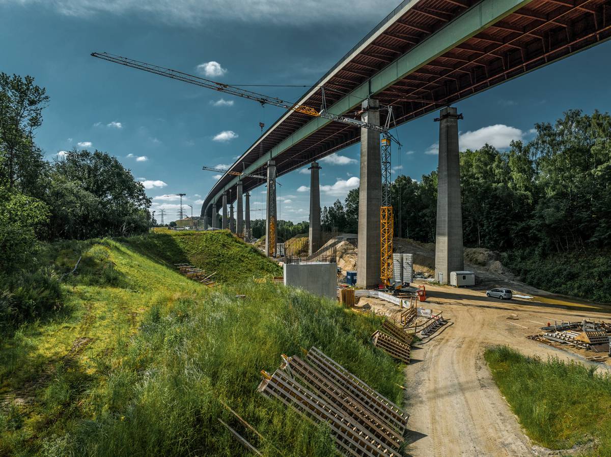 Germany's 2nd longest Road Bridge Replacement relies on 18 Liebherr Cranes