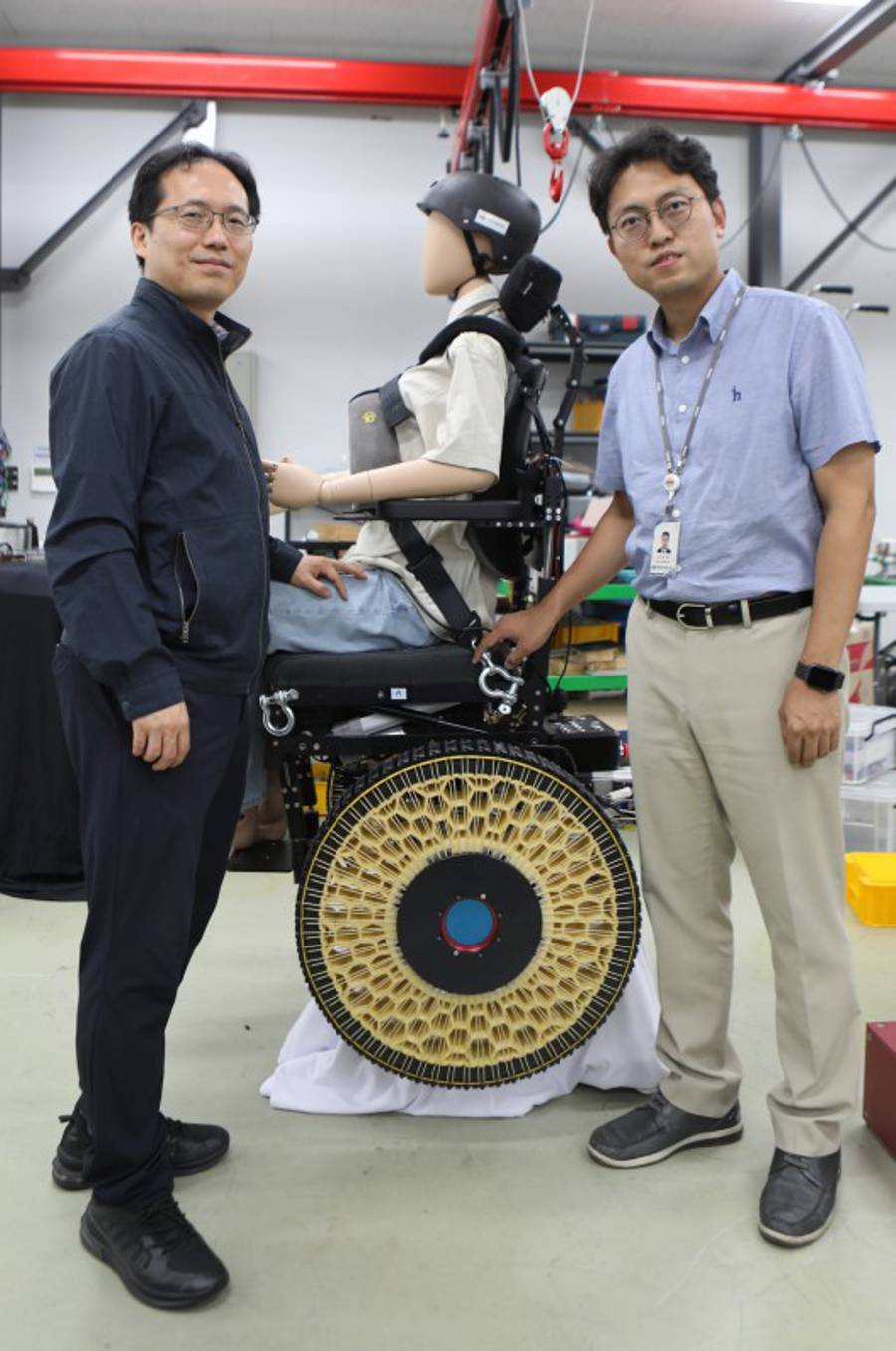 Credit: Korea Institute of Machinery and Materials (KIMM) Principal Researcher Sung-Hyuk Song (right) and Head of the Advanced Robotics Research Center Dong Il Park (left) at KIMM’s Research Institute of AI Robotics, who developed the variable-stiffness morphing wheel inspired by surface tension.