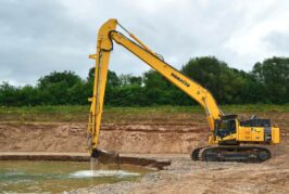 Komatsu PC700 Excavator takes on the Gravel Extraction Challenge