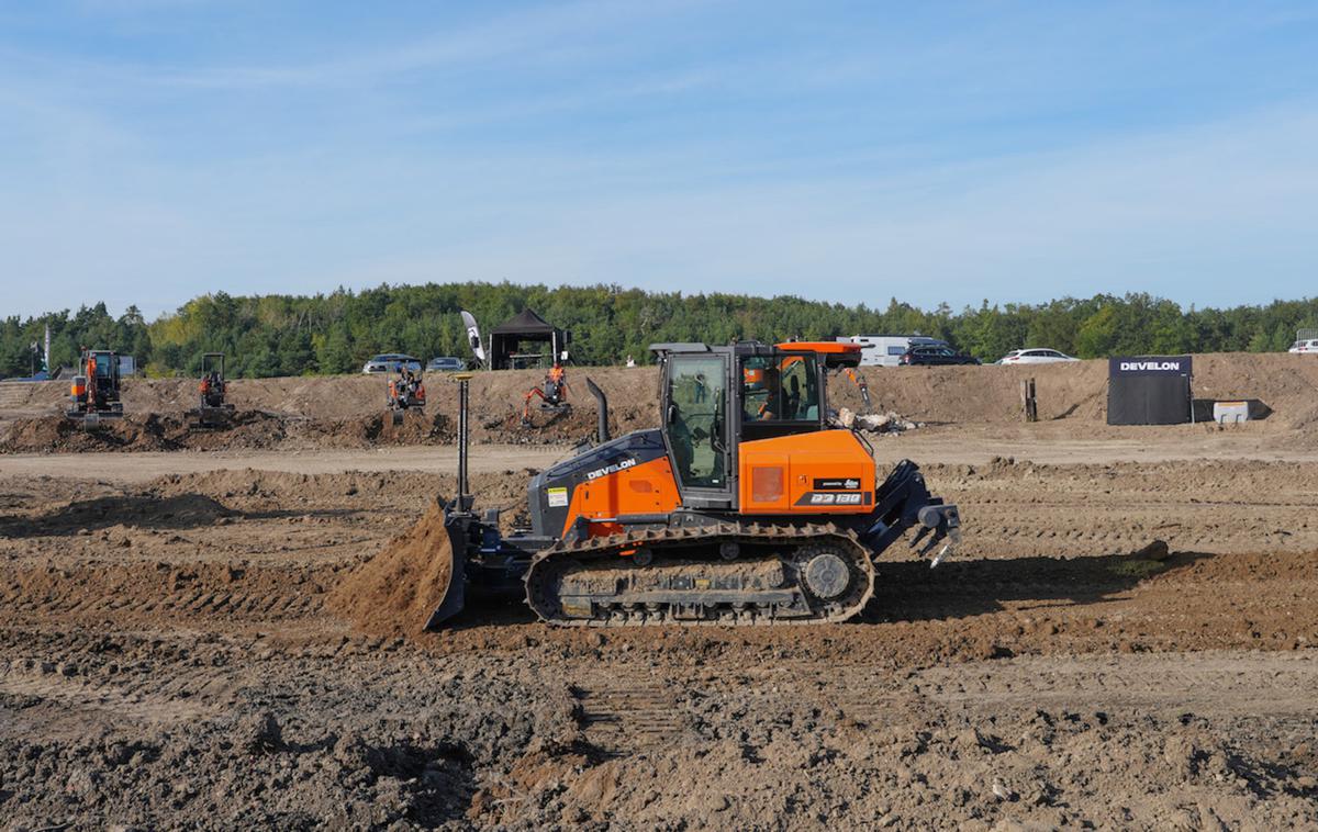 Develon and Leica Geosystems unite to deliver Precision in Dozer Technology