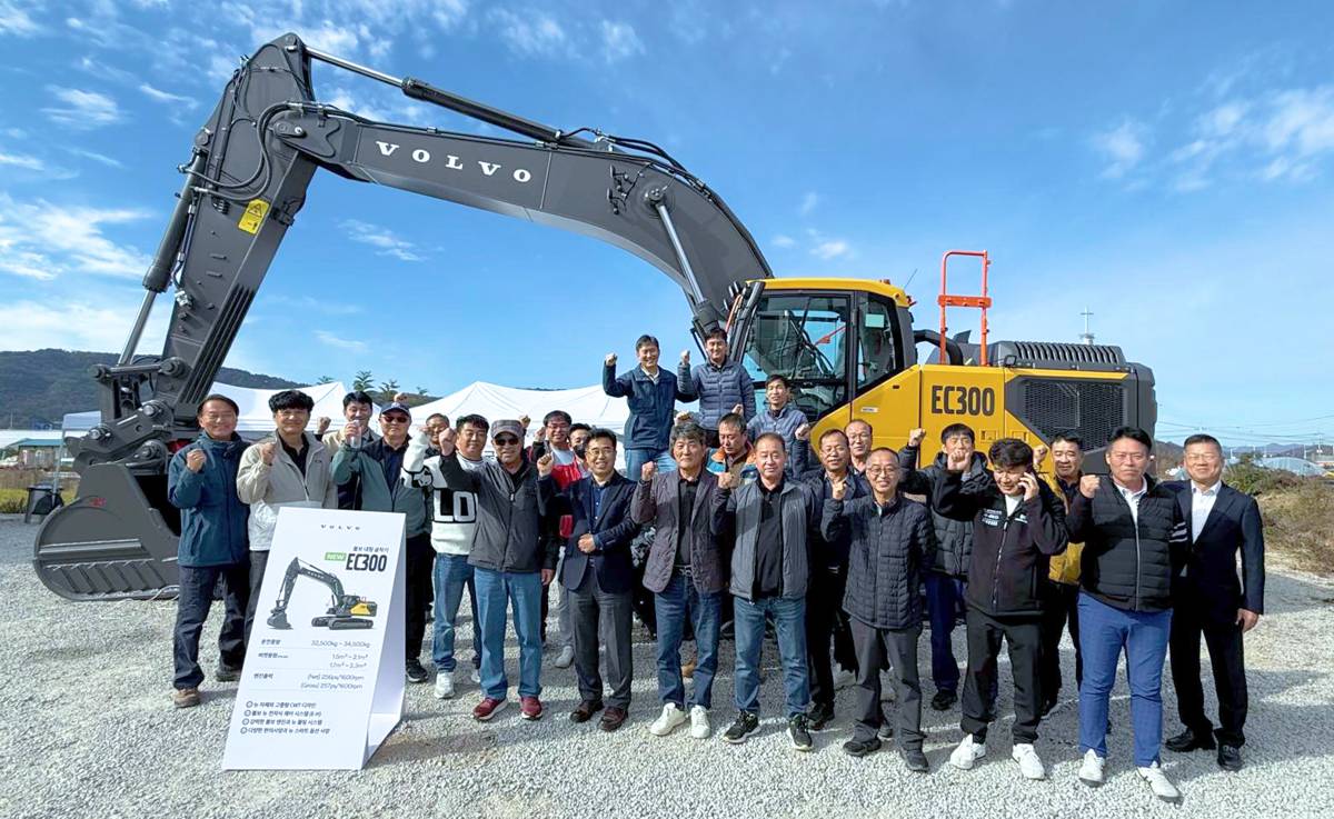 VolvoCE Unveils their Next-Generation 32-ton Excavator in South Korea