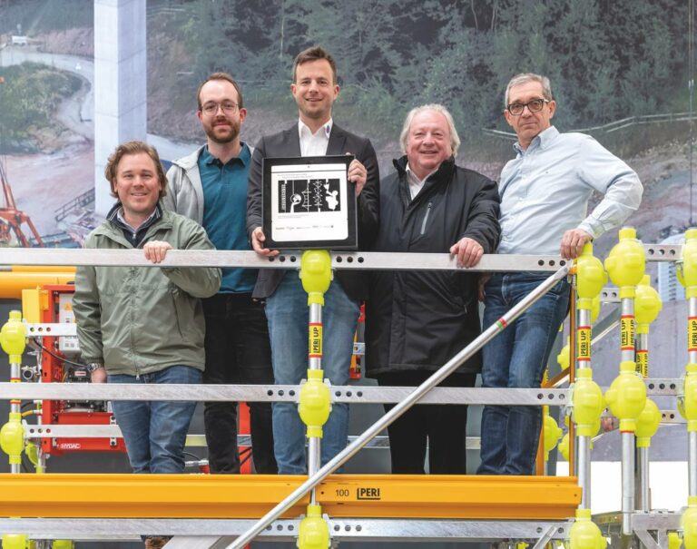 Adam Hörnig Adam Hörnig Baugesellschaft mbH & Co. KG, winner of the bauma Innovation Award, in front of the sample for the replacement construction of the Thulba valley bridge in the PERI exhibition hall. (Photo: PERI SE)