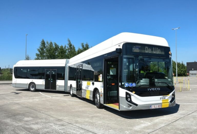 De Lijn Doubles Down on E-Mobility with 100 New IVECO Articulated E-Buses