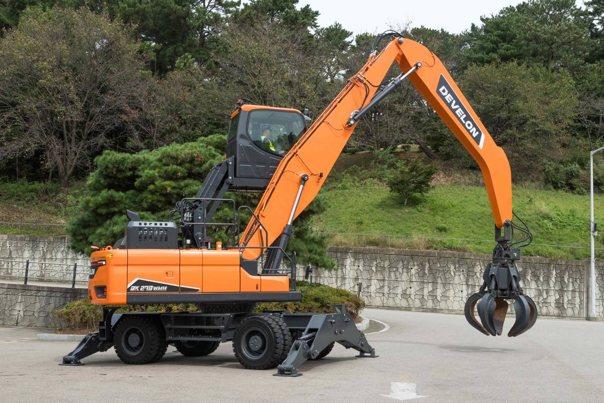 DEVELON Unveils Next-Generation DX270WMH-7 Material Handler