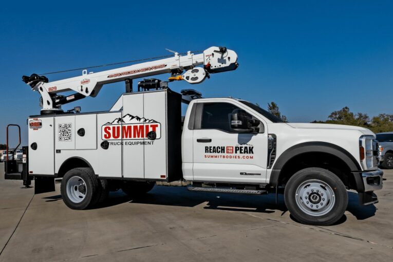 Summit Redefines Cranes with 829 Hydraulic Model and ASE Phase 5 Control System