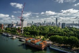 Tadano and Mammoet Remove Rabobank Signage from Rotterdam’s Euromast