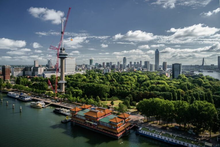 Tadano and Mammoet Remove Rabobank Signage from Rotterdam’s Euromast
