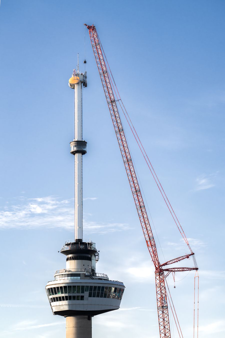 Tadano and Mammoet Remove Rabobank Signage from Rotterdam’s Euromast