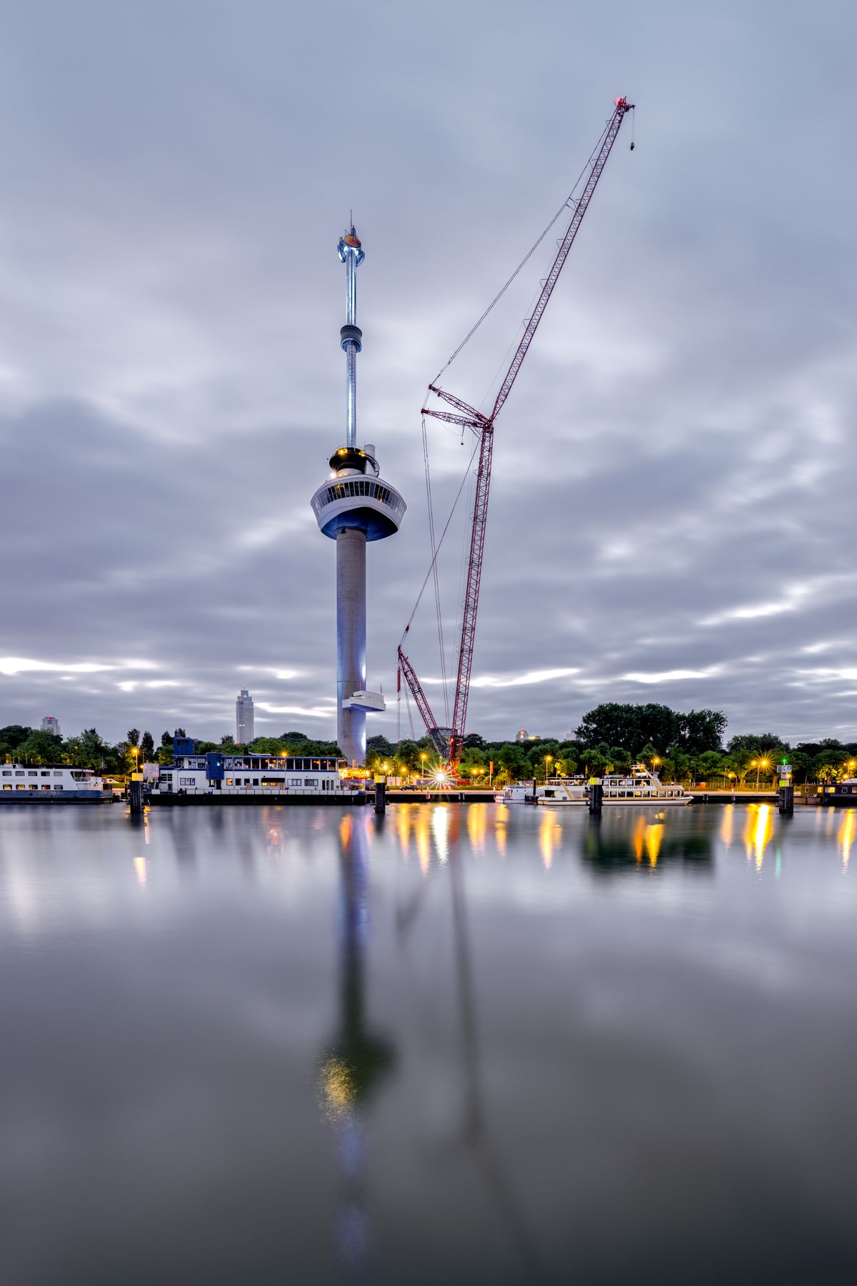 Tadano and Mammoet Remove Rabobank Signage from Rotterdam’s Euromast