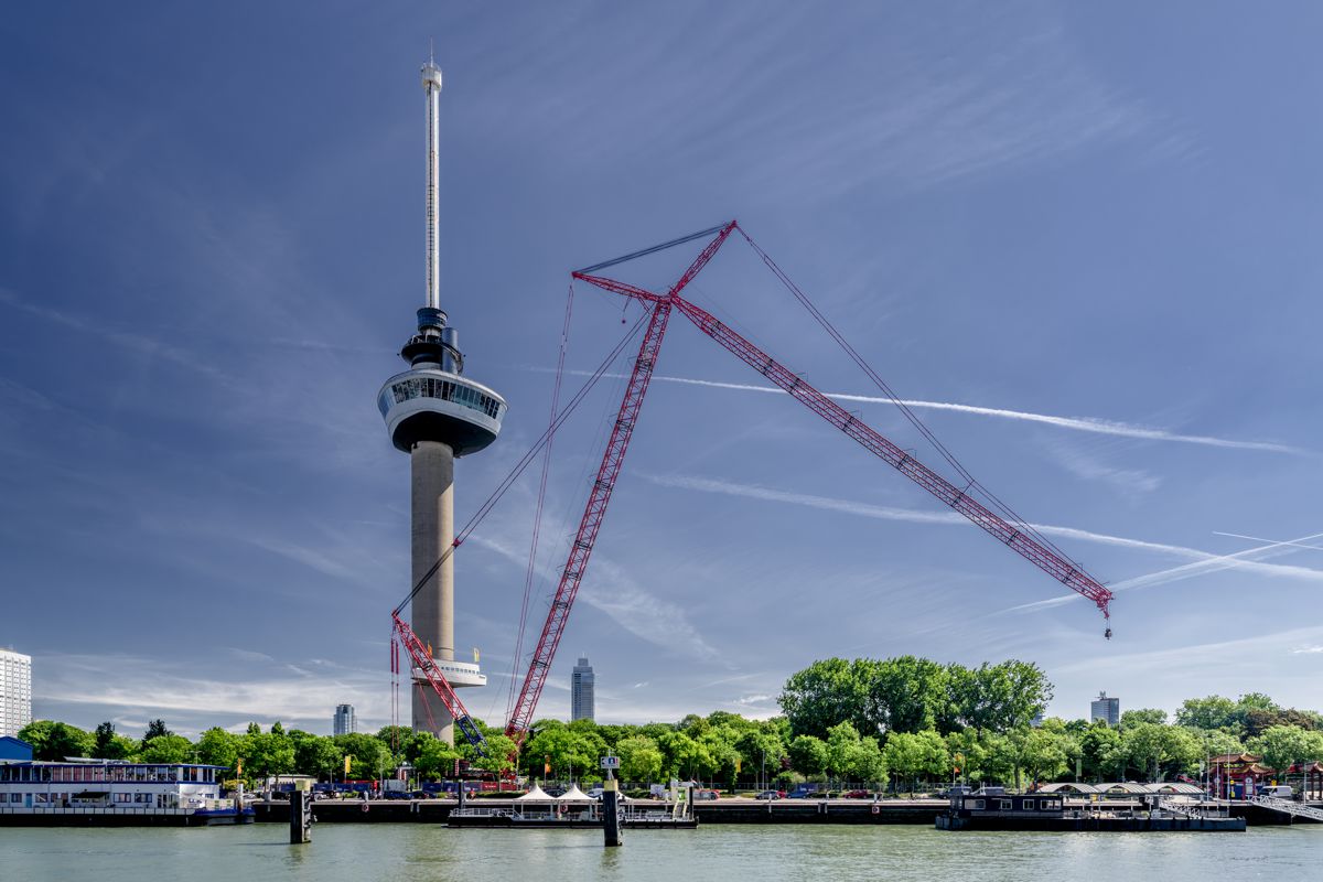 Tadano and Mammoet Remove Rabobank Signage from Rotterdam’s Euromast