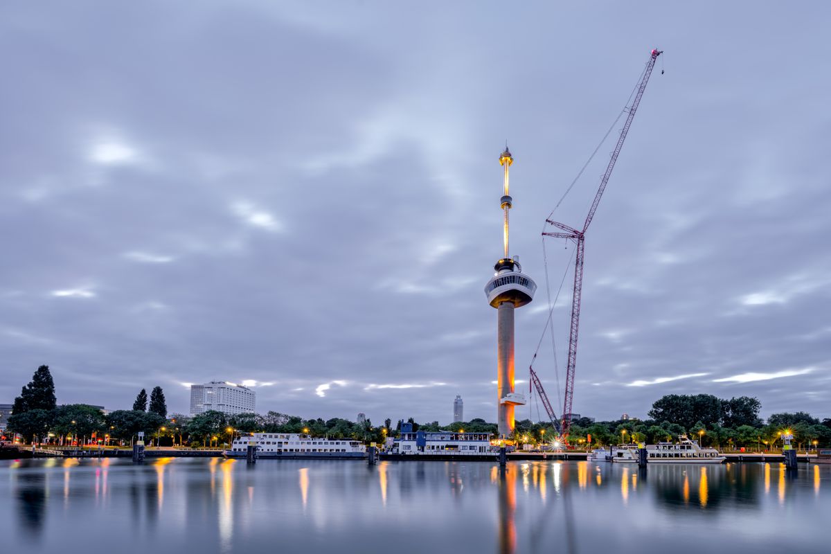 Tadano and Mammoet Remove Rabobank Signage from Rotterdam’s Euromast