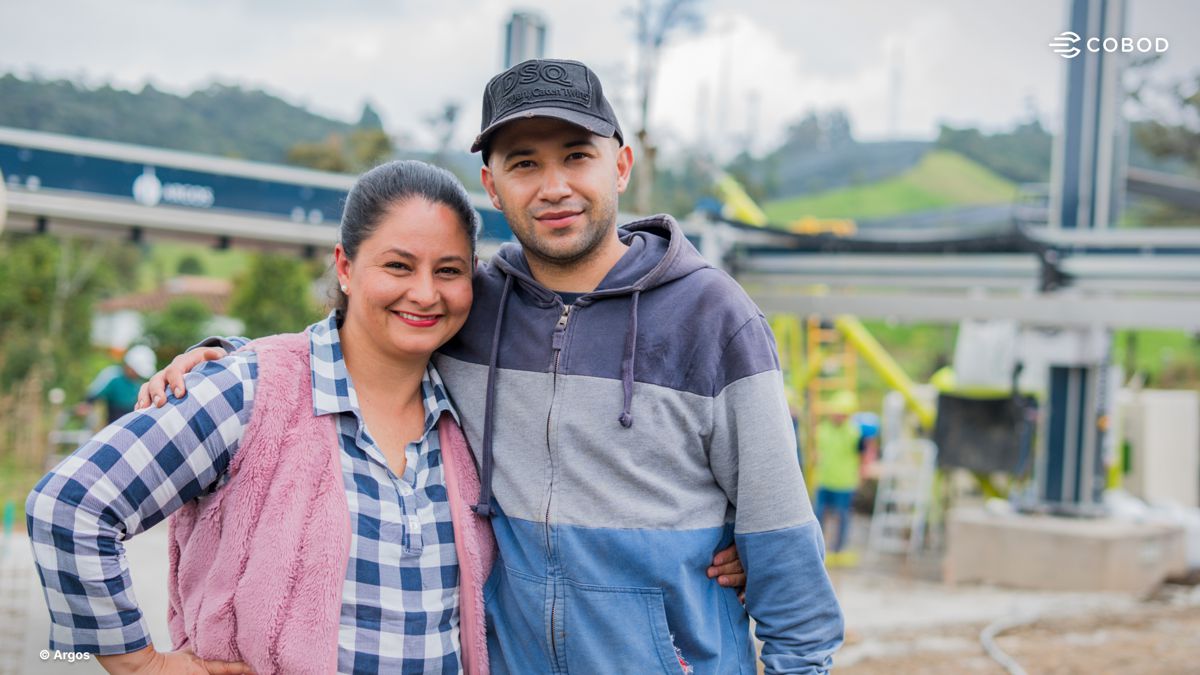 Future homeowners in La Unión, Colombia, in front of the COBOD BOD2 printer used to build their 3D printed home.