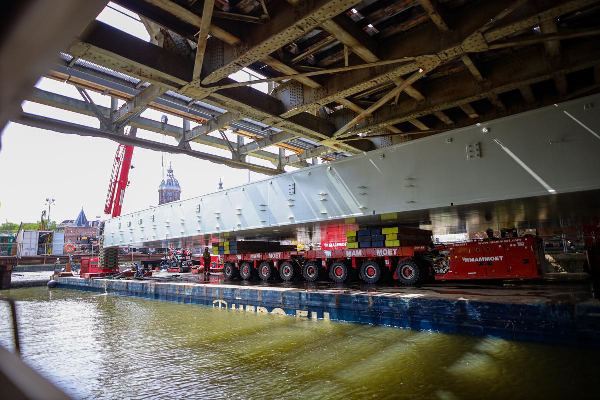 Heavy Lifting Meets Urban Rail Renewal at Amsterdam Centraal