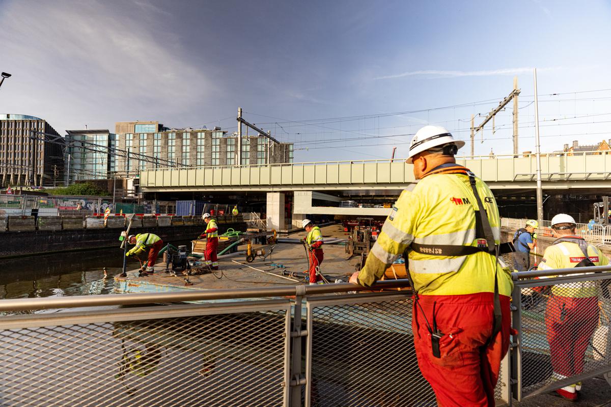 Heavy Lifting Meets Urban Rail Renewal at Amsterdam Centraal