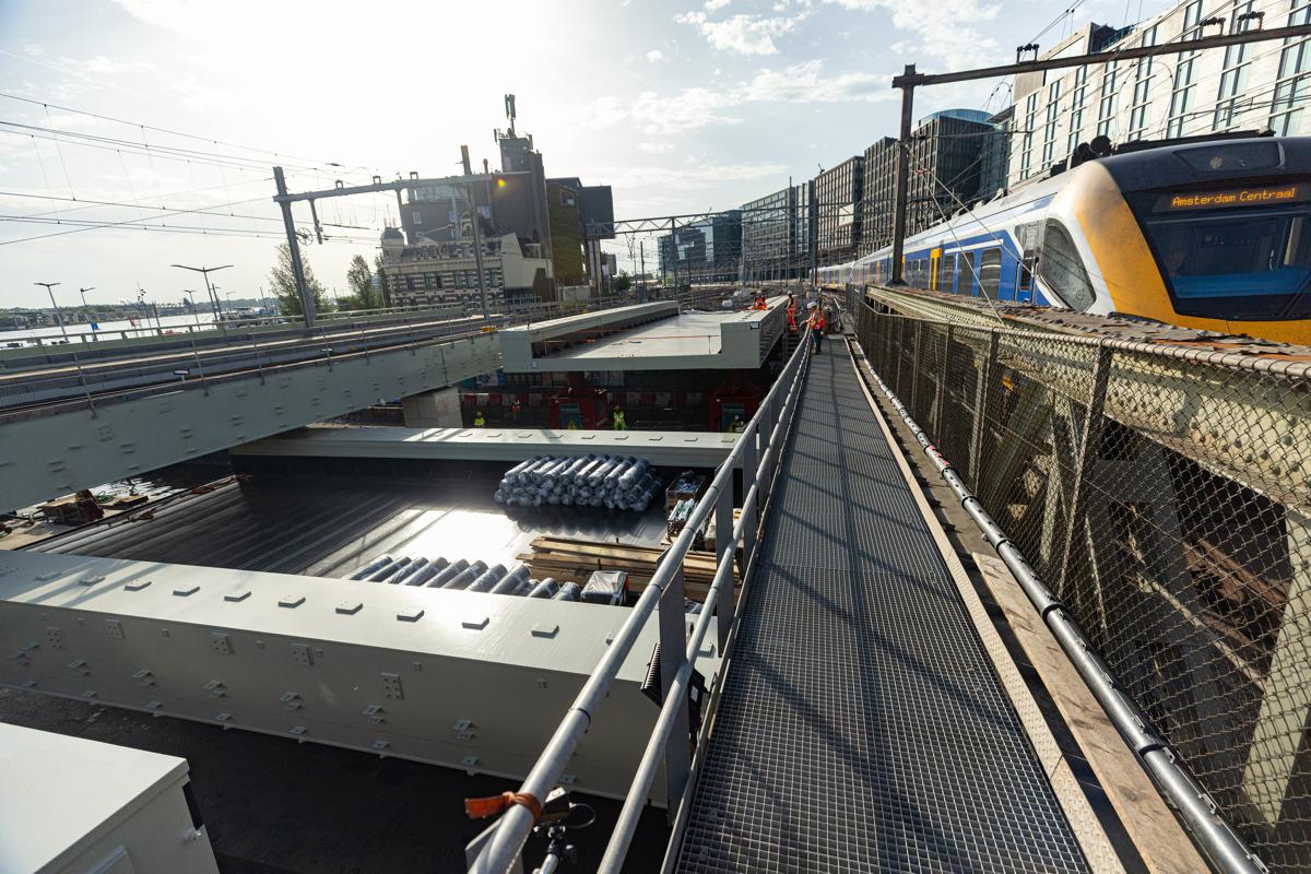 Heavy Lifting Meets Urban Rail Renewal at Amsterdam Centraal