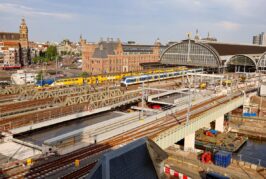 Heavy Lifting Meets Urban Rail Renewal at Amsterdam Centraal
