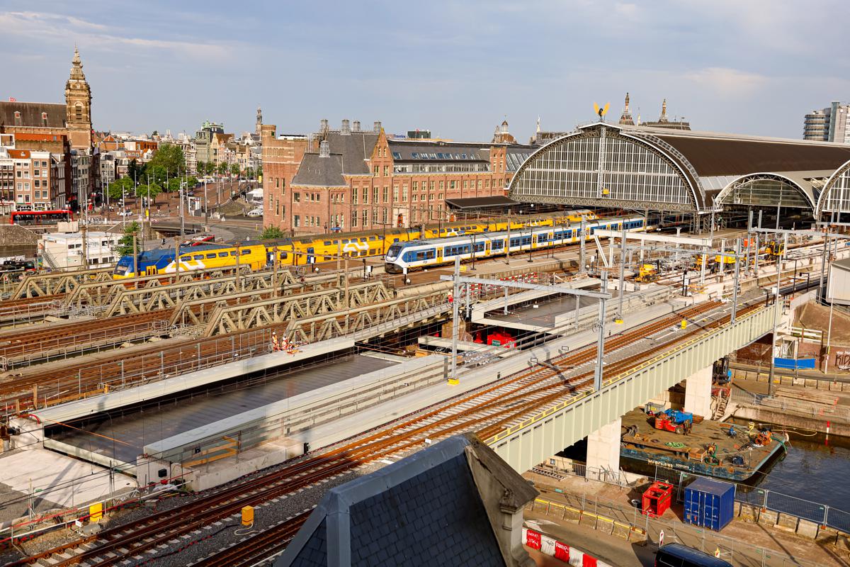 Heavy Lifting Meets Urban Rail Renewal at Amsterdam Centraal