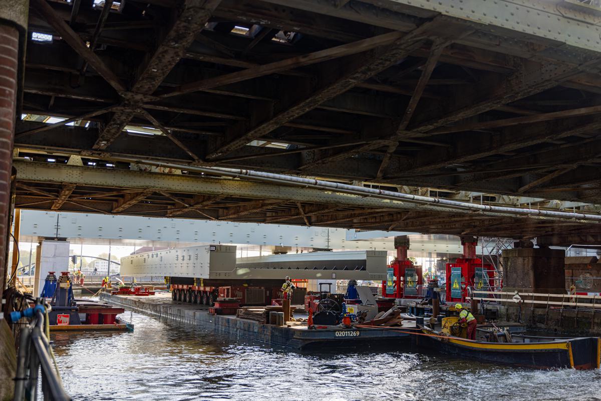 Heavy Lifting Meets Urban Rail Renewal at Amsterdam Centraal