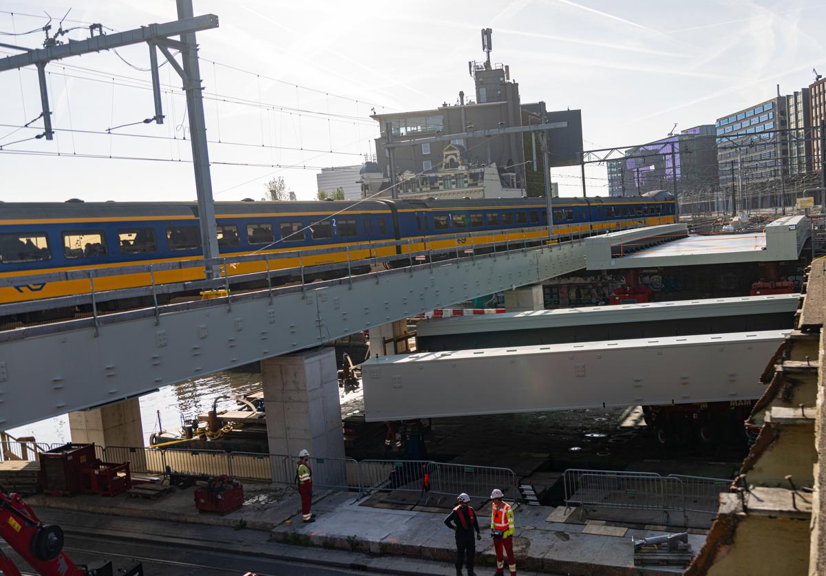 Heavy Lifting Meets Urban Rail Renewal at Amsterdam Centraal