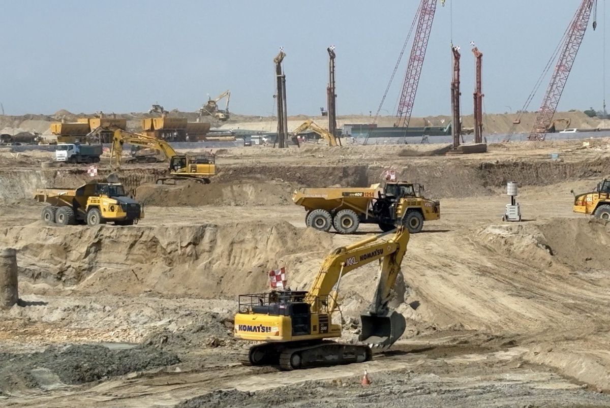 Komatsu Brings Connected Earthworks to Singapore’s Changi Terminal 5