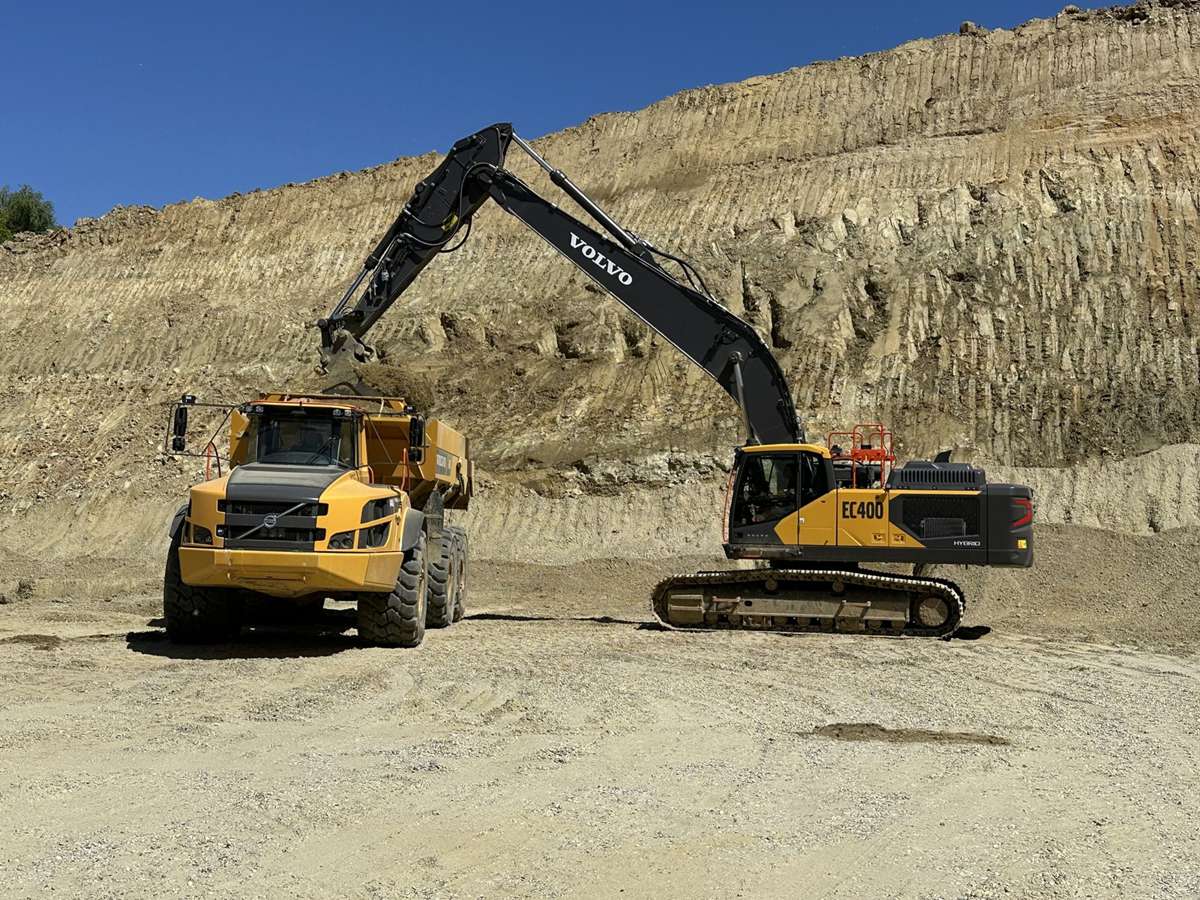 Volvo EC400 Hybrid Cuts Fuel Use by 30% at Clariant Bentonite Mines